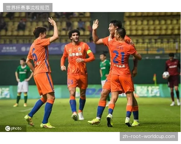 本赛季最佳阵容的中场选择由维蒂尼亚、赖斯和奥利塞构成，体现了三种不同风格的极致